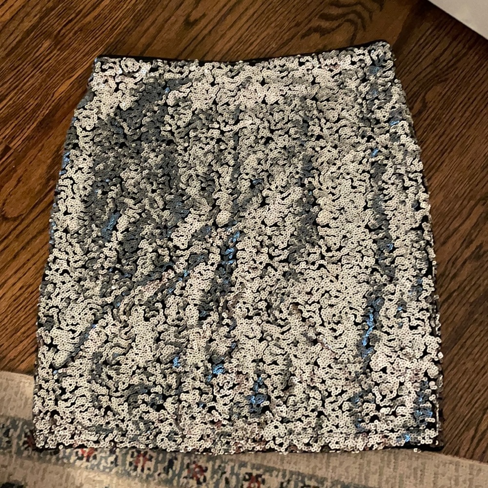 Divided sequin skirt